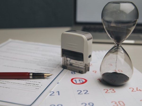 Imagem de Capa - Entendendo os prazos_ quanto tempo leva um processo contra uma empresa de